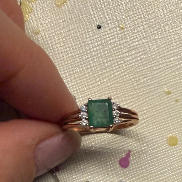 Elegant 10k rose gold emerald and diamond ring - Picture 3 of 10